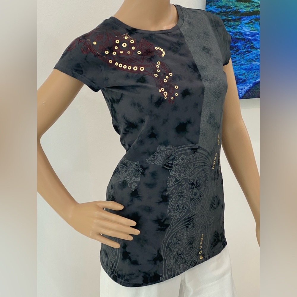 NWOT. Calvin Klein Jeans Gray Graphic Short Sleeve Tee, Gold Embellishments, S